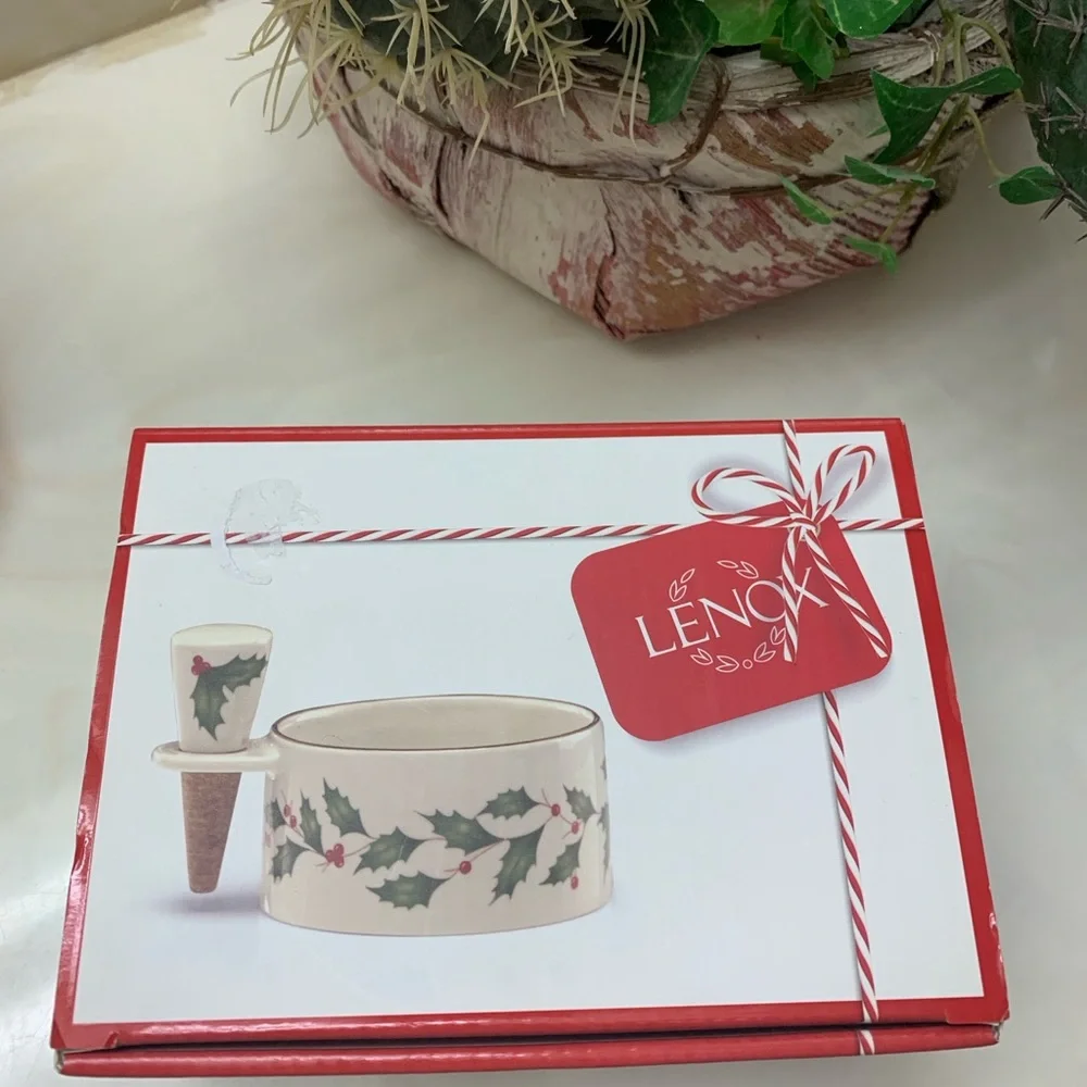 Lenox Holiday Wine Coaster & Stopper Holly and Berry Christmas Set